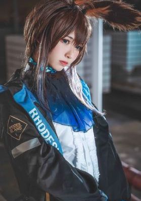 丝袜人妻秘书日韩a√_720完整版观看